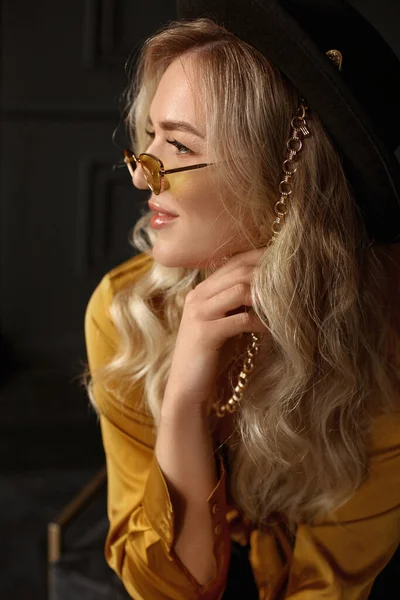 우아 한 모습으로 유행하는 노란색 선글라스를 쓴 모델 소녀의 모습 — 스톡 사진