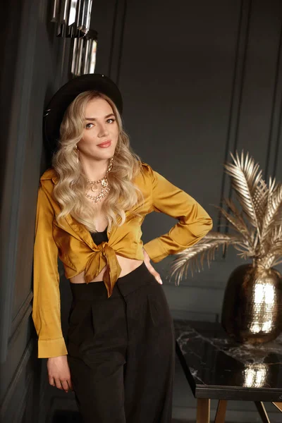 Ung blond kvinna med fashionabla makeup i modisk svart hatt — Stockfoto