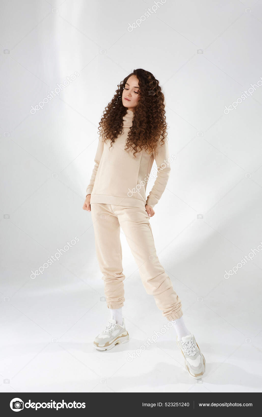 Un modèle de sport féminin attrayant en vêtements de sport à la mode sur  fond blanc. Sport et mode de vie sain image libre de droit par innarevyako  © #523251240