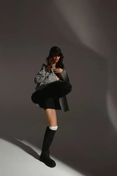 Modische Aufnahme eines jungen Model-Frauenkörpers in einem stylischen Blazer und hohen Stiefeln — Stockfoto