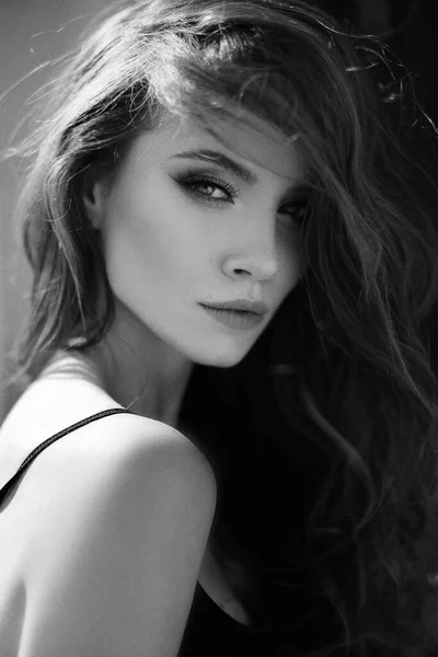 Färglöst porträtt av en ung modellflicka med perfekt naturlig make-up. Fantastisk kvinna med perfekt makeup — Stockfoto