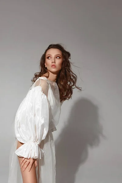 Atemberaubendes Modell Mädchen Mit Trendigem Make Trägt Modisch Weißes Kleid Stockfoto
