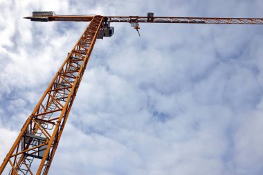 Bulutlu gökyüzüne karşı inşaat vinci