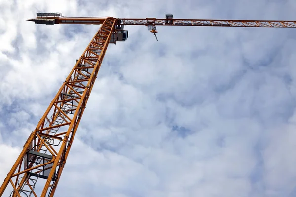 Bulutlu gökyüzüne karşı inşaat vinci