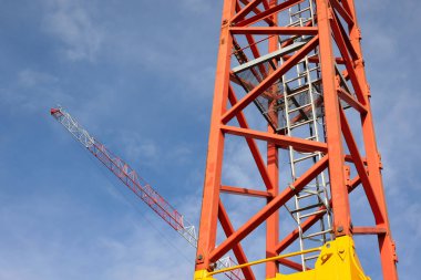 Bulutlu gökyüzüne karşı inşaat vinci