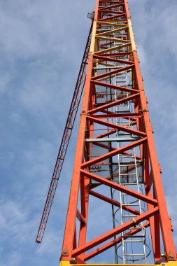 Bulutlu gökyüzüne karşı inşaat vinci