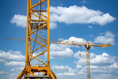 Bulutlu gökyüzüne karşı inşaat vinci