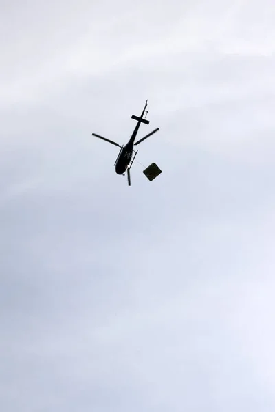 直升机货运飞行 直升机 — 图库照片