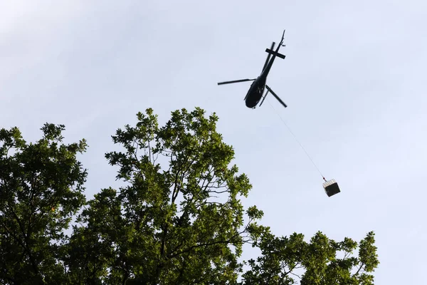 直升机货运飞行 直升机 — 图库照片