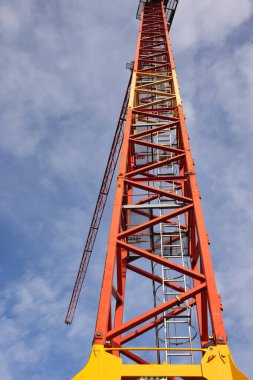 Bulutlu gökyüzüne karşı inşaat vinci