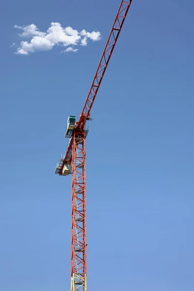 Grúa Construcción Contra Cielo Nublado —  Fotos de Stock