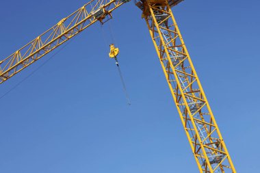 Mavi gökyüzüne karşı inşaat vinci