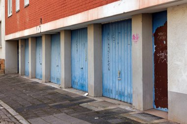 Kapalı garaj kapıları, garajlar