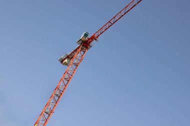 Mavi gökyüzüne karşı inşaat vinci