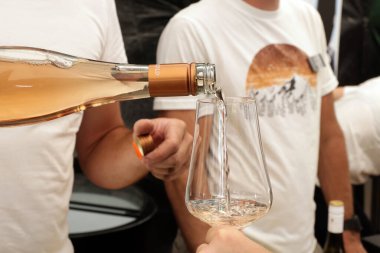 Şarap dökülüyor, şarap, yakın plan