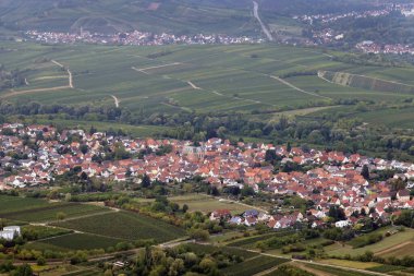 Güney bir kuş bakışı damak zevki verir.
