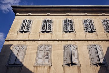 Kapalı panjurlu ev cephesi