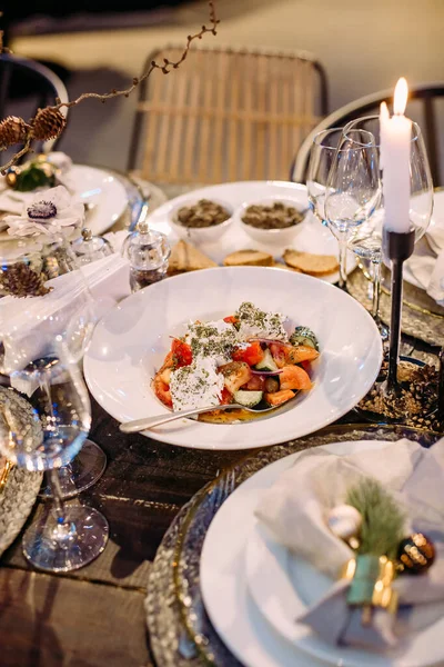 Piatto Caesar Insalata Cibo Sul Tavolo Delle Vacanze Con Bicchieri — Foto Stock