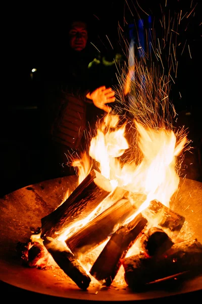 Nacht Brennt Ein Lagerfeuer Auf Einem Metallständer Und Ein Mann — Stockfoto