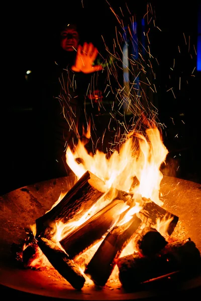 Nacht Brennt Ein Lagerfeuer Auf Einem Metallständer Und Ein Mann — Stockfoto