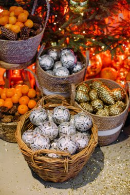 Noel ağacı süslemeleri için toplar, fındıklar, paslı sepetler.