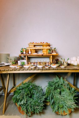 Masa rafları atıştırmalıklar ve Noel dekoru çam çelengi