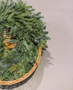 Yılbaşı çelengi işleme araçları, dekorasyonlar ve detaylar yapıyor