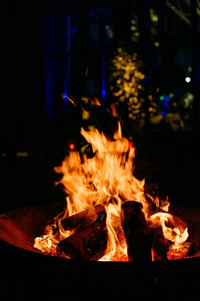 Natt Brasa Metall Skål Stå Flammande Gnistor Och Girlanger Backgroun — Stockfoto