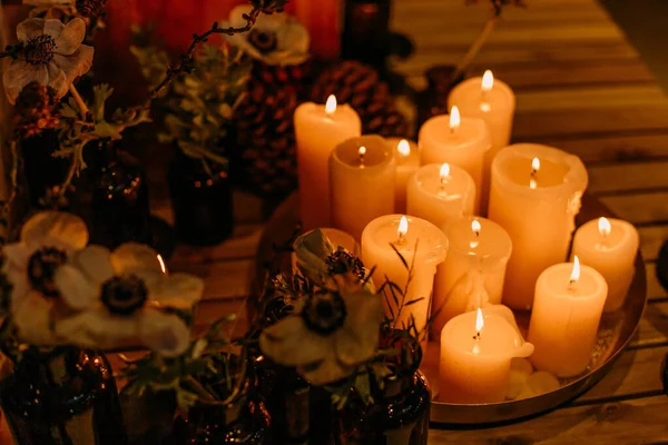 Palenie Wielu Świec Świąteczny Obiad Tradycja Boże Narodzenie Wystrój Magi — Zdjęcie stockowe