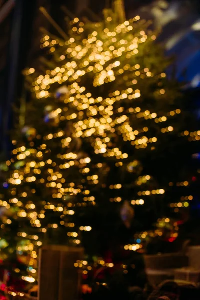 Boże Narodzenie Drzewo Girlanda Niewyraźne Tło Bokeh Nowy Rok Decoratio — Zdjęcie stockowe