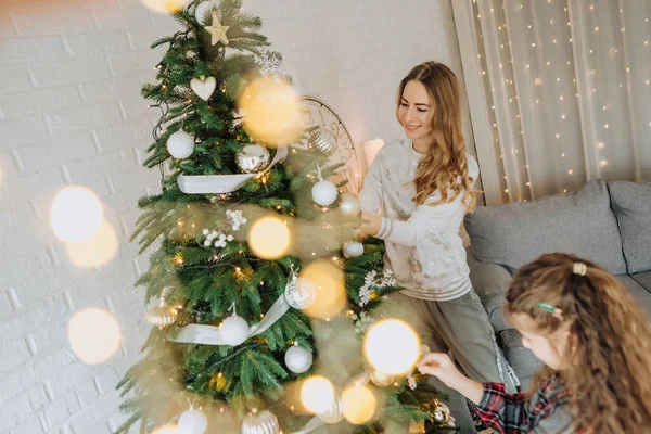 Nový Rok Rodina Dárky Radost Vánoční Strom Věnce Zářivé Úsměvy — Stock fotografie
