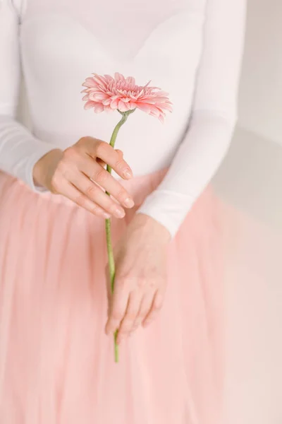 Flores Nas Mãos Meninas Mulheres Dia Ternura Cuidado Valentines — Fotografia de Stock