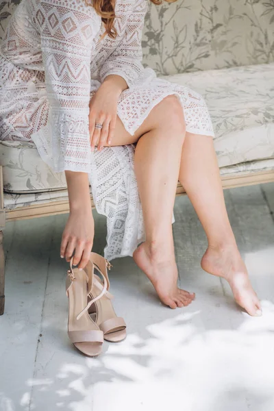 Mulher Vestido Branco Segurando Sapatos Manhã Vestir Brid — Fotografia de Stock