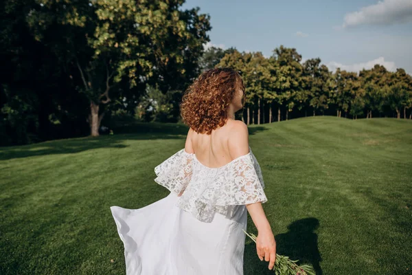 Menina Vestido Branco Alegria Correr Ativamente Longo Meado Verde Suave — Fotografia de Stock