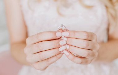 Evlilik yüzükleri elleri yakın evlilik dışı aşk manzarası
