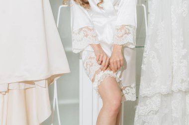 Gelin sabahı beyaz bacak jartiyer dantelli bornoz gelinlik