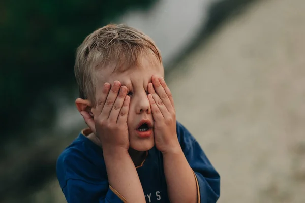 Živá Emoce Chlapeček Rozrušený Pláč Křik Outsid — Stock fotografie