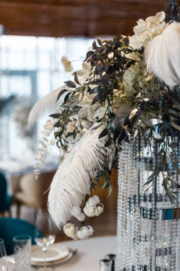 Lüks dekorasyon kompozisyonu tatil çiçekleri tüy kristali