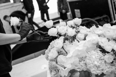 Çiçekler dışarıda. Aksiyon dağıtımı. Bayram indirimi.