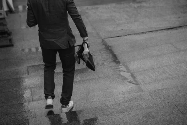 Hombre Traje Con Zapatos Mujer Los Pasos Húmedos Rai — Foto de Stock