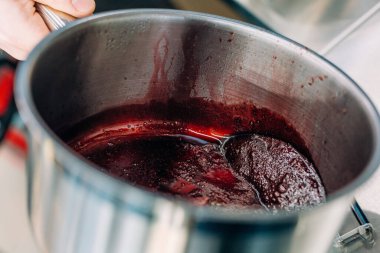 Kırmızı sos kaynıyor, reçel mutfağı pişiyor.