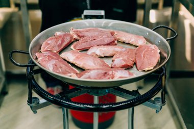 Çiğ et tavası kızartma mutfağı restoranı