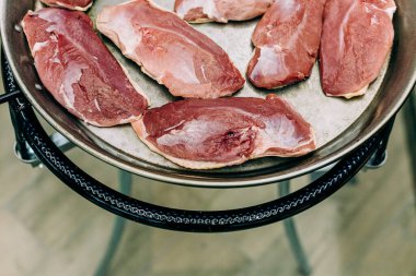 Çiğ et tavası kızartma mutfağı restoranı