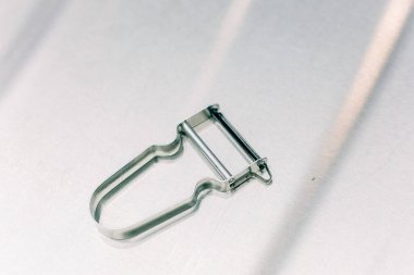 Üniformalı sebze dilimleri kesmek için elle kazıma bıçağı.