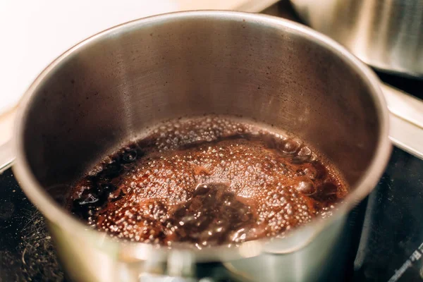 Kırmızı sos kaynıyor, reçel mutfağı pişiyor.