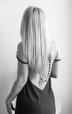 Sarı elbiseli kız. Büyük, yırtık kıçlı, aksesuar. Moda mankeni.