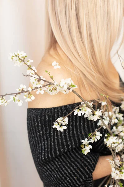 Menina Loira Com Buquê Primavera Flores Cereja Conceito Suave Sprin — Fotografia de Stock