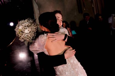 Gelin ve kız arkadaşa sarıl buket neşe dolu bir düğün