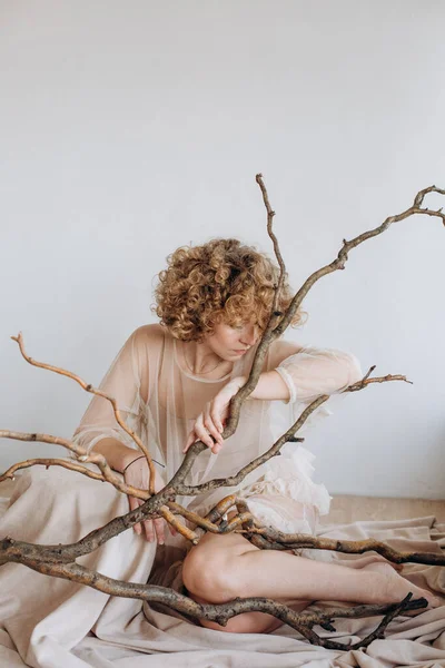 Kadın Ağaç Dalının Içindeki Esrarengiz Dolambaçlı Konsept Hayat Sağlığı Kozmetik — Stok fotoğraf