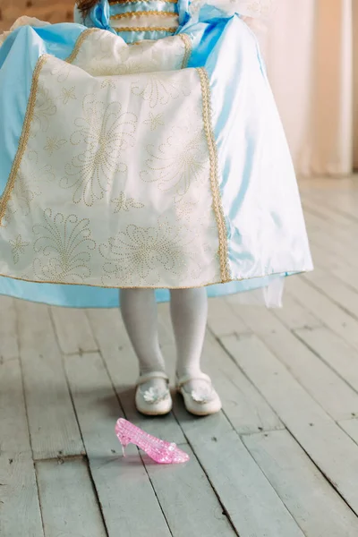 Skleněná Pantofle Malá Princezna Popelka Elegantní Šaty Palác — Stock fotografie